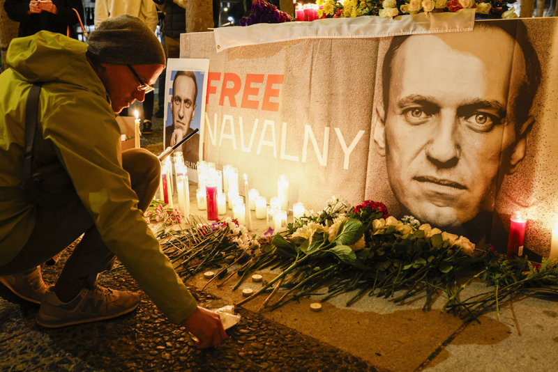 美서도 추모 16일(현지 시간) 갑작스레 숨진 러시아 야권 지도자 알렉세이 나발니를 위해 미국 캘리포니아주 샌프란시스코에서 열린 추모 집회에서 한 시민이 애도의 의미로 촛불을 밝히고 있다. 샌프란시스코=AP 뉴시스