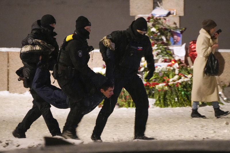 ‘푸틴의 정적’ 나발니, 의문의 죽음… 추모하는 시민 연행하는 러 경찰