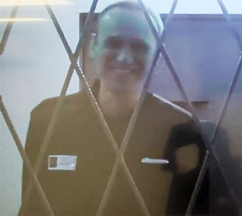 러시아 독립미디어 소타(SOTA)가 공개한 15일 시베리아 야말로네네츠 자치구 제3교도소에서 화상 재판을 받고 있는 나발니의 생전 마지막 모습. 소타 채널 화면 캡처