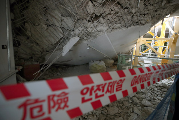 원희룡 국토교통부 장관이 2일 인천시 서구 검단의 한 아파트 지하주차장 슬래브 붕괴 현장을 찾았다. 이곳은 지난달 29일 지하주차장 지붕 구조물이 무너지는 사고가 발생했다. 2023.5.2/뉴스1