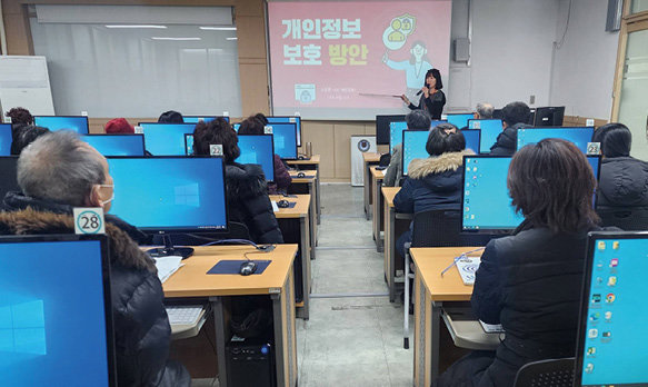 중랑구 주민들이 구청이 실시하는 ‘구민정보화교육’에 참여하고 있다. 중랑구 제공