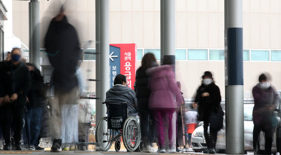 빅5 병원(서울대, 세브란스, 서울아산, 삼성서울, 서울성모병원) 전공의들이 예고한 집단 사직서 제출 시한이 하루 앞으로 다가온 19일 서울 시내의 한 대학병원을 찾는 환자 및 보호자들의 발길이 이어지고 있다. 2024.2.19/뉴스1