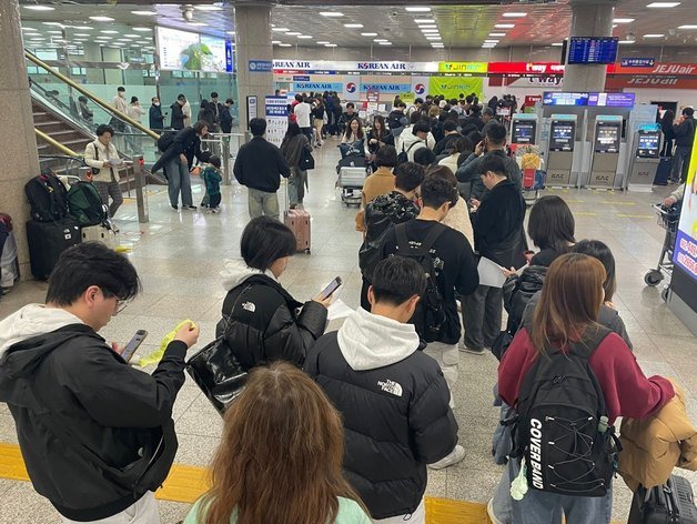 19일 군 당국의 요청으로 광주공항 활주로가 폐쇄 조치되면서 공항 이용객들이 대기하고 있다. 2024.2.19/뉴스1