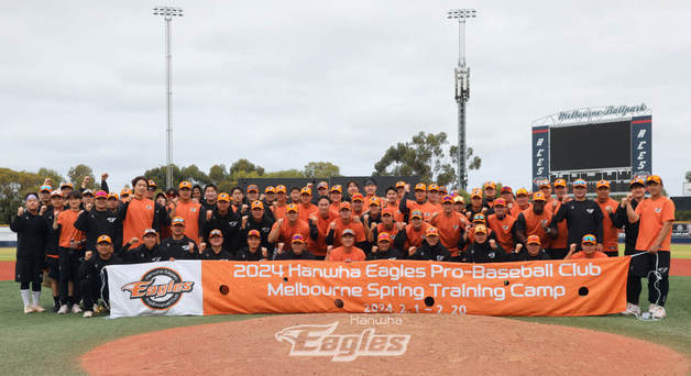 The Hanwha Eagles players are posing for pictures after successfully completing the first spring camp held in Melbourne, Australia on the 19th. (Provided by Hanwha Eagles)