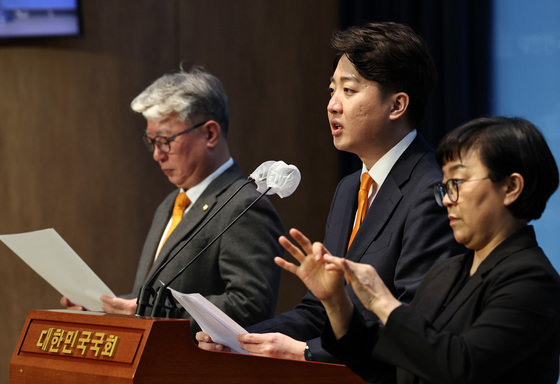 개혁신당 이준석 공동대표와 조응천 최고위원이 19일 오후 서울 여의도 국회 소통관에서 기자회견을 열고, ‘전국민 출산휴가 급여제’ 공약을 발표하고 있다. 2024.2.19. 뉴스1