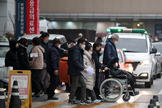 빅5 병원(서울대, 세브란스, 서울아산, 삼성서울, 서울성모병원) 전공의들이 예고한 집단 사직서 제출 시한이 하루 앞으로 다가온 19일 서울 시내의 한 대학병원에서 환자 및 보호자들이 발걸음을 옮기고 있다. 2024.2.19/뉴스1