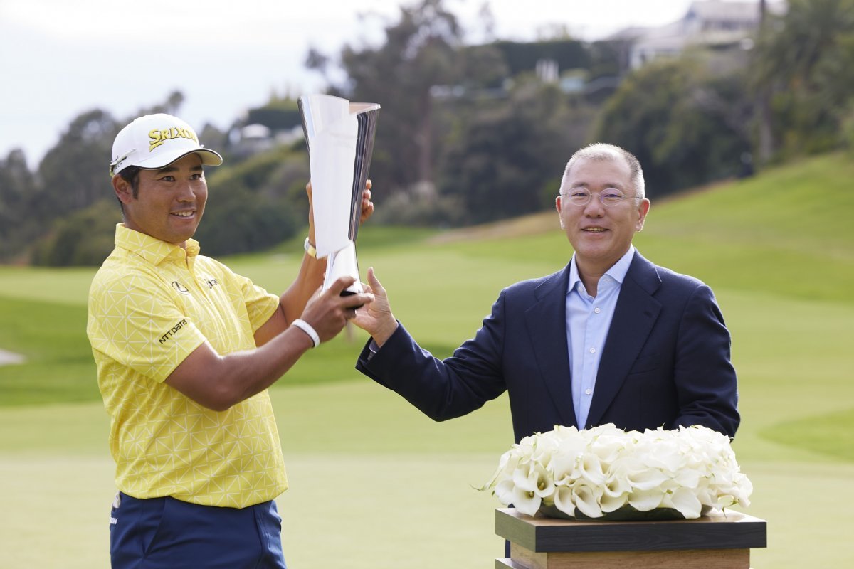 Hideki Matsuyama (left) received the championship trophy from Hyundai Motor Group Chairman Chung Eui-sun after reaching the top of the PGA Tour Genesis Invitational on the 19th.  Provided by Hyundai Motor Group