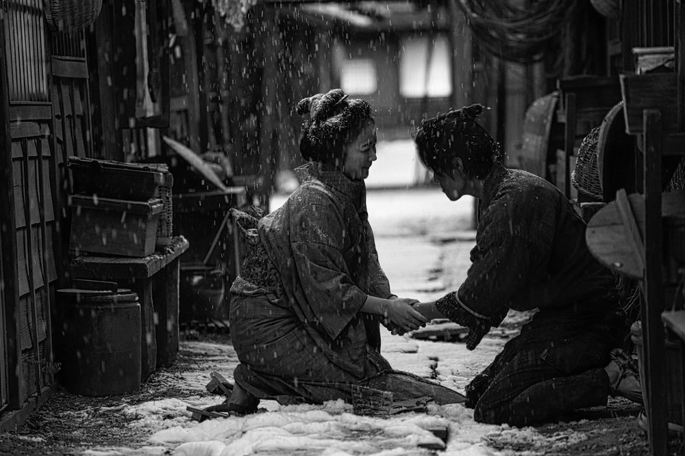 영화 ‘오키쿠와 세계’에서 몰락한 사무라이 가문의 딸 오키쿠(구로키 하루·왼쪽)와 똥지게꾼 추지(간 이치로)가 서로의 마음을 확인한 뒤 서로를 바라보는 모습. 엣나인 필름 제공