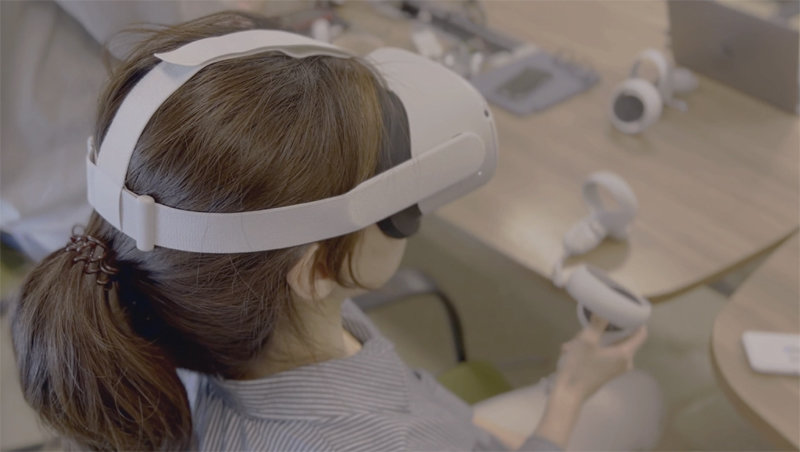 한 여성이 뇌질환 시야장애의 디지털 치료제로 개발된 VR 기기를 착용하고 치료 과정을 시연하고 있다.