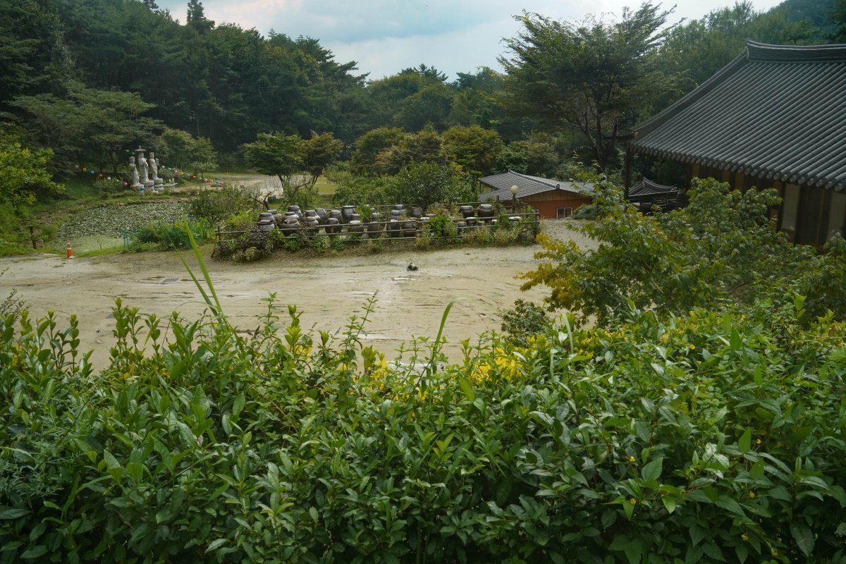 정갈하게 놓인 장독대가 아기자기한 맛을 주는 미타암. 화엄사 칠암자 순례길은 지리산과 섬진강의 멋과 맛을 그대로 즐길 수 있어 인기다. 화엄사 홍보기획위원회 제공