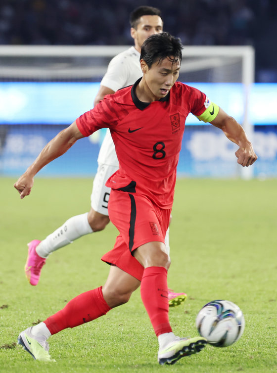 4일 오후 중국 항저우 황룽 스포츠센터 스타디움에서 열린 2022 항저우 아시안게임 남자 축구 대한민국과 우즈베키스탄의 4강전에서 대한민국 백승호가 패스를 시도하고 있다. 2023.10.4/뉴스1 ⓒ News1 민