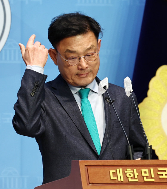 문학진 전 더불어민주당 의원이 19일 오후 서울 여의도 국회 소통관에서 공천 관련 입장을 발표하고 있다. 2024.2.19/뉴스1