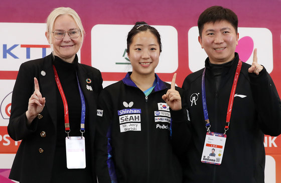 15일 오후 부산 해운대구 벡스코에서 열린 ‘BNK부산은행 2024 부산세계탁구선수권대회’ 공식 기자회견에서 페트라 쇠링 국제탁구연맹(ITTF) 회장(왼쪽부터), 탁구 국가대표 신유빈, 유승민 2024 부산세계탁구선수권대회 조직위원회 공동위원장이 기념 촬영을 하고 있다. 2024.2.15 뉴스1