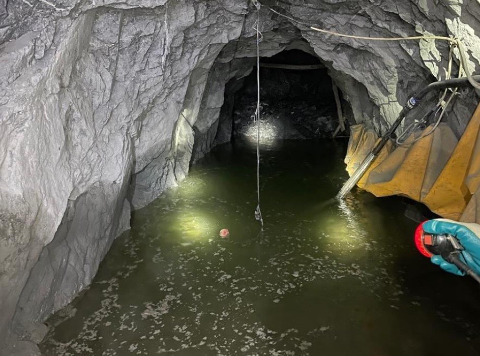 프랑스 연구진이 대량의 천연수소를 발견한 알바니아의 광산. 사이언스가 공개한 짤막한 동영상엔 물속에서 기포가 올라오는 모습도 담겼다. 영상은 사이언스지 홈페이지에서 다운로드 받을 수 있다. 사이언스지