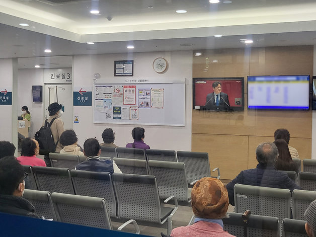 20일 오전 대구 한 대학병원에서 외래진료를 보기 위해 대기하는 환자들.2024.2.20/뉴스1