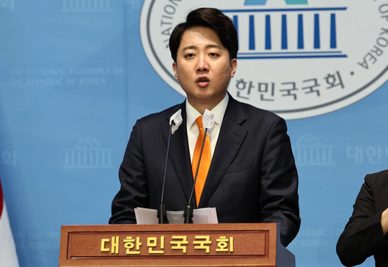 이준석 개혁신당 공동대표가 19일 오후 서울 여의도 국회 소통관에서 기자회견을 열고, ‘전국민 출산휴가 급여제’ 공약을 발표하고 있다. 2024.2.19. 뉴스1
