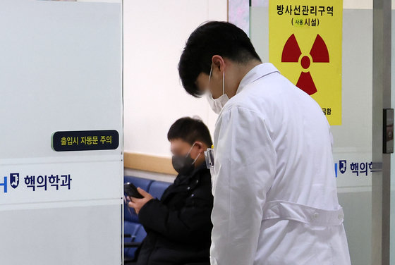 정부의 의대정원 확대에 반발해 전공의들이 집단 사직서를 제출하며 근무를 중단하기로 한 20일 오전 서울 종로구 서울대병원에서 한 의료진이 핵의학과로 향하고 있다. 2024.2.20. 뉴스1