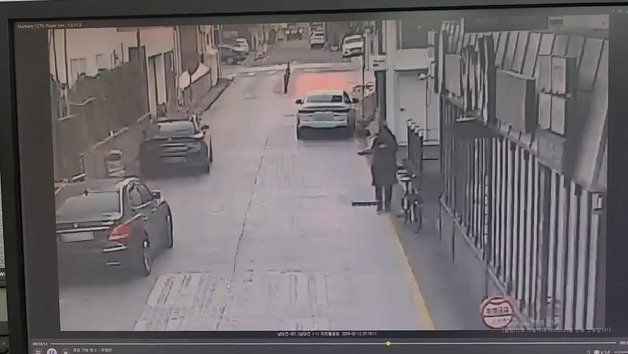 지난 12일 대전 중구 대흥동의 한 거리에서 30대 A 씨가 문이 잠기지 않은 차 안에 있던 현금을 훔쳐 달아나고 있다. 대전경찰청 제공
