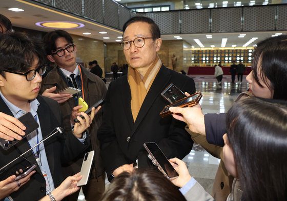 홍영표 더불어민주당 의원이 20일 서울 여의도 국회 로텐더홀에서 공천 여론조사 등과 관련 취재진의 질문을 받고 있다. 2024.2.20/뉴스1
