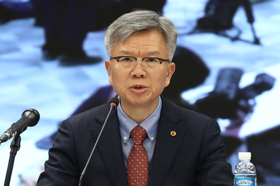 김택우 의협 비상대책위원장 겸 투쟁위원장이 17일 오후 서울 용산구 대한의사협회에서 열린 의대정원 증원 저지 비상대책위원회의에서 모두발언을 하고 있다. 2024.2.17/뉴스1