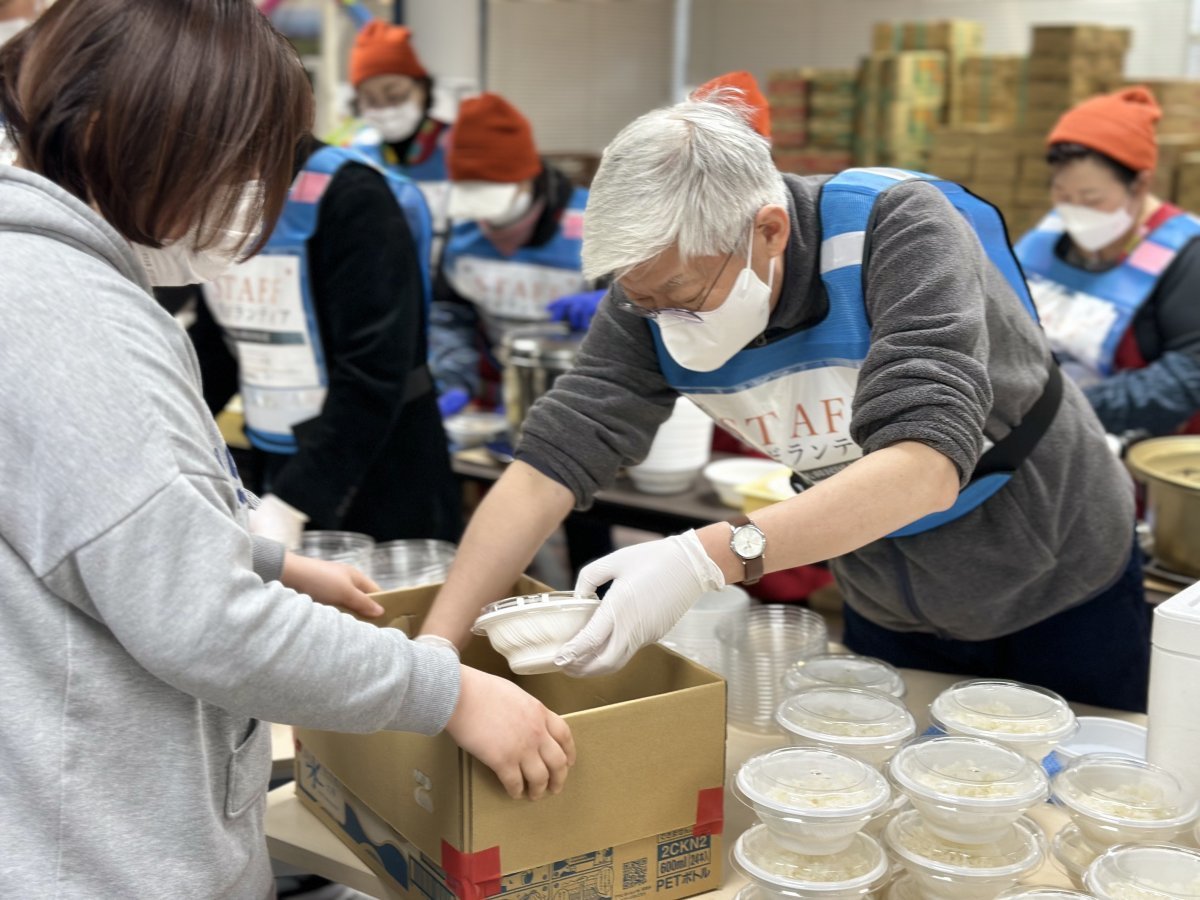 윤덕민 주일 한국대사(오른쪽)가 20일 이사카와현 나나오시에서 지진 피해자들에게 나눠줄 음식을 담고 있다. 주일본 한국대사관 제공
