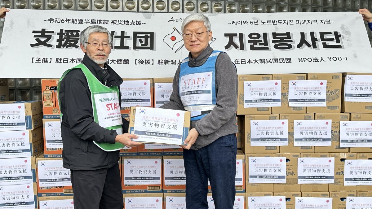 윤덕민 주일 한국대사(오른쪽)이 20일 나나오시 주민센터에서 위문품을 전달하고 있다. 주일본 한국대사관 제공