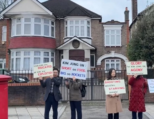 19일(현지 시간) 영국 런던에 있는 주영 북한대사관 앞에서 탈북 다큐멘터리 ‘비욘드 유토피아’의 출연진인 김성은 목사(왼쪽), 
탈북민 이소연 씨(오른쪽에서 두 번째) 등이 북송된 탈북민의 송환을 요구하는 시위를 열고 있다. 사진 출처 김성은 목사 페이스북