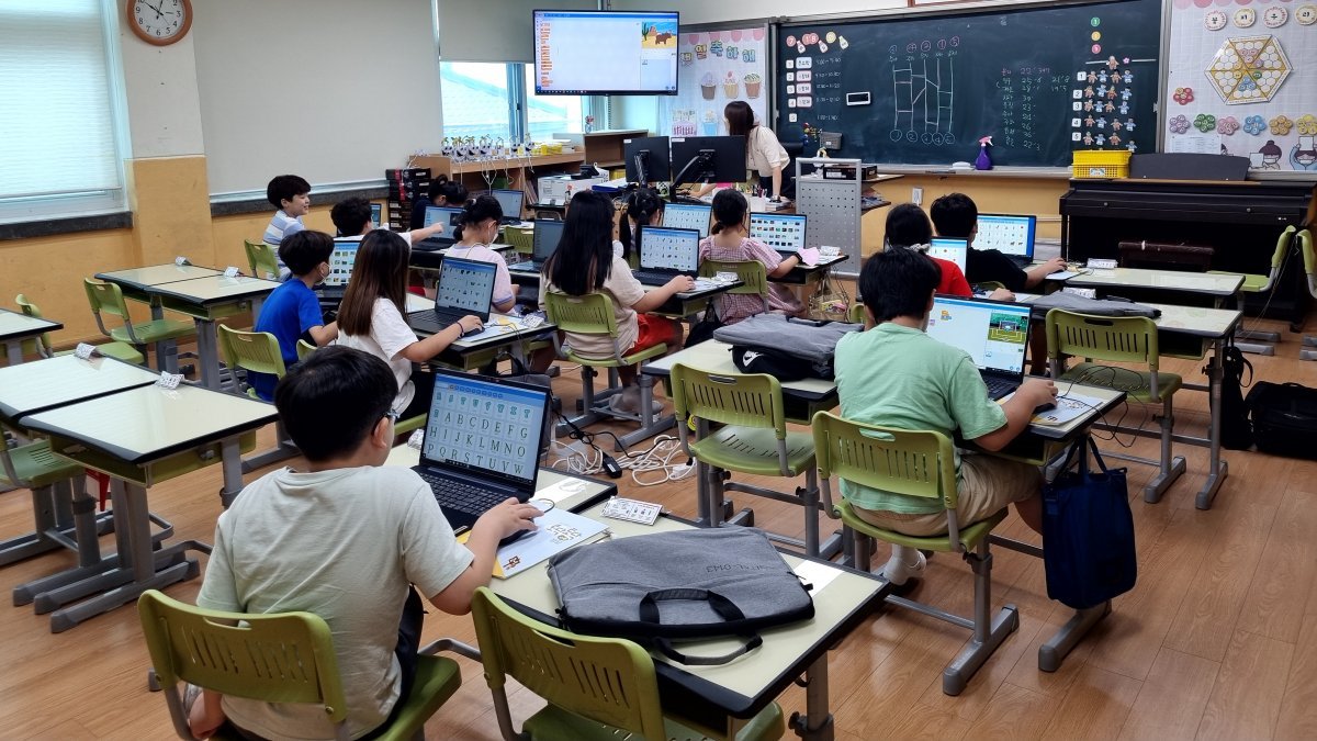 지난해 인천 미추홀구 도화초등학교에서 아이들이 ‘늘봄학교’ 프로그램으로 코딩 수업을 받고 있는 모습. 인천시교육청 제공