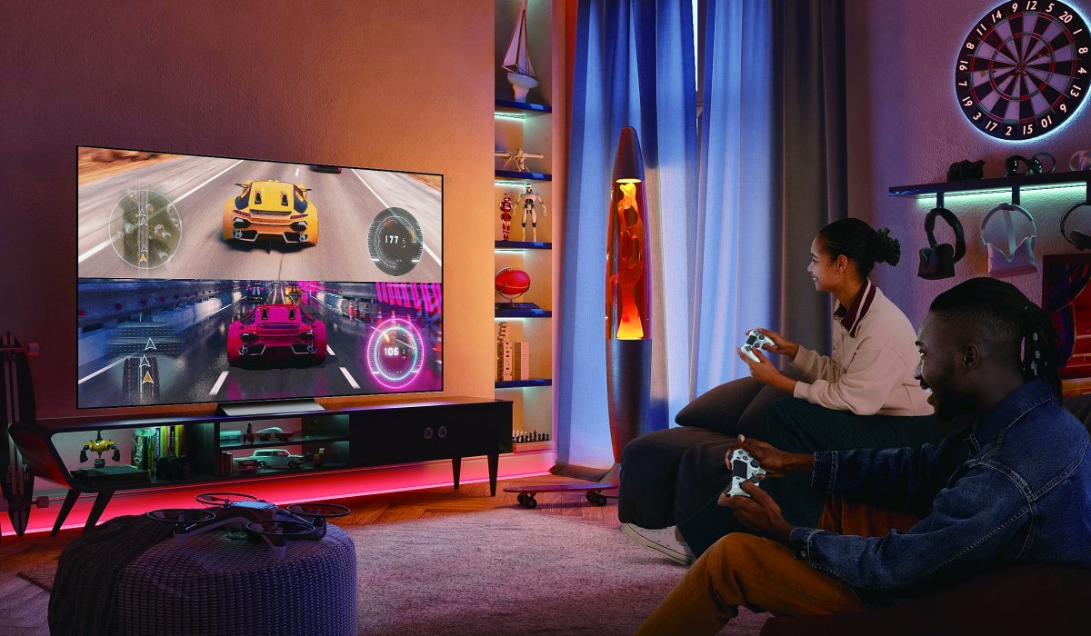 LG 올레드 TV로 게임 콘텐츠를 즐기는 모습.