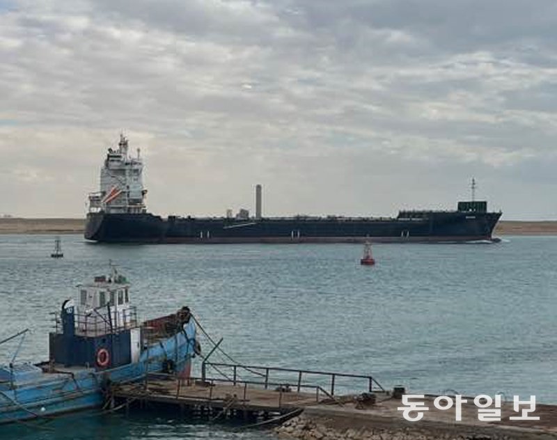 18일 이집트 북동부 수에즈 운하를 지나는 대형 선박 한 척이 멀리 보인다. 이날 오후 1시부터 4시까지 이 운하를 통과한 선박은 해당 선박을 포함해 총 2대에 불과했다. 수에즈=김기윤 특파원 pep@donga.com