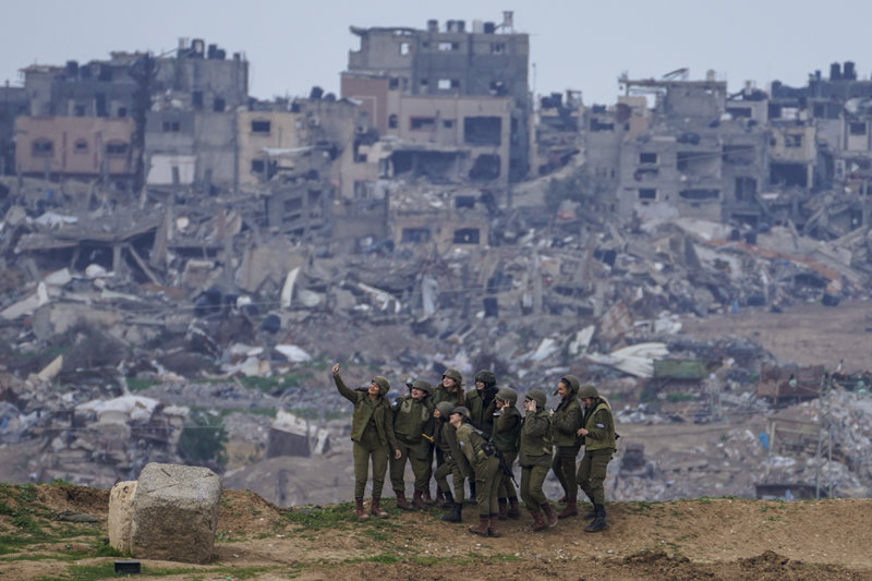 폐허 된 가자 배경으로 사진 찍는 이스라엘 여군 19일 이스라엘 여군들이 이스라엘군의 거듭된 공격으로 폐허가 된 팔레스타인 가자지구를 배경으로 사진을 찍고 있다. 가자지구=AP 뉴시스