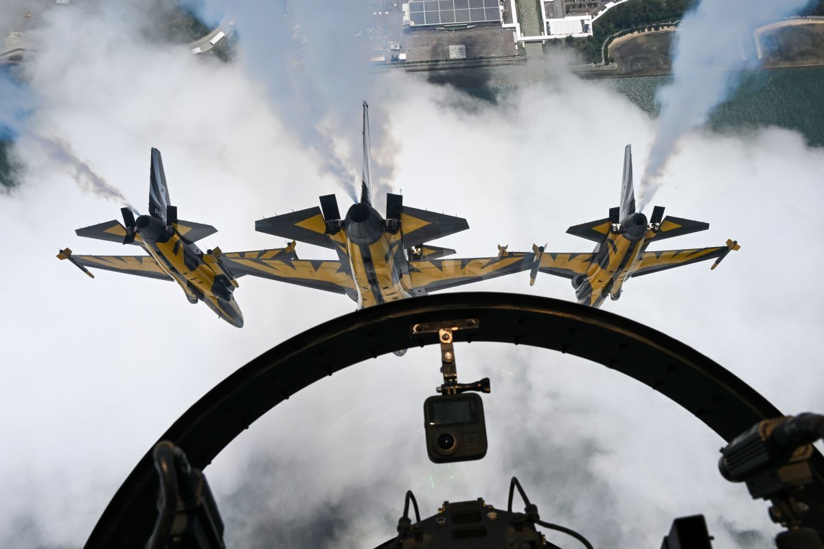 대한민국 공군의 특수비행팀 블랙이글스가 2월 20일부터 25일까지 열리는 ‘싱가포르 에어쇼 2024’ 첫날 가장 마지막 에어쇼팀으로 이륙해 고난도 기동을 선보이고 있다. 공군 제공