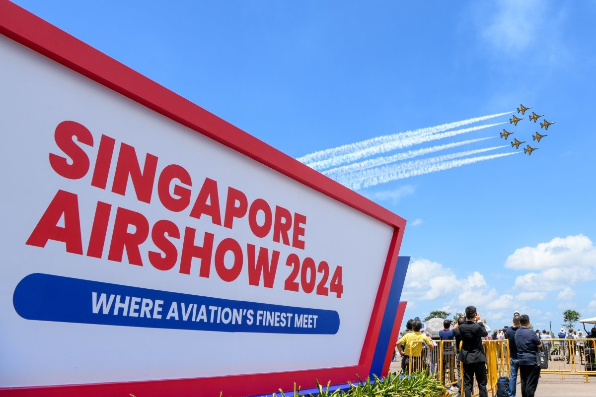 대한민국 공군의 특수비행팀 블랙이글스가 2월 20일부터 25일까지 열리는 ‘싱가포르 에어쇼 2024’ 첫날 가장 마지막 에어쇼팀으로 이륙해 고난도 기동을 선보이고 있다. 공군 제공