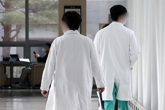 14일 서울의 한 대형 종합병원에서 의료진이 발걸음을 옮기고 있다.  2024.2.14/뉴스1