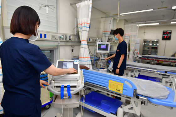 해군포항병원 의료진들이 20일 오후 민간인 진료에 대비해 의료장비를 점검하고 있다. 군 당국은 정부의 의대 정원 확대 방침에 반발한 의료계의 집단행동으로 발생하는 의료공백 사태에 대응하기 위해 군 의료체계를 민간에 개방했다. 2024.2.20. 뉴스1