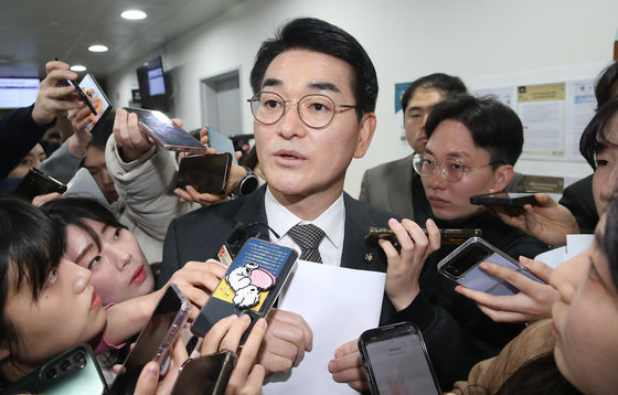 박용진 더불어민주당 의원이 20일 오전 서울 여의도 국회 소통관에서 긴급 기자회견을 마치고 이동하며 취재진의 질문에 답하고 있다.  2024.2.20/뉴스1