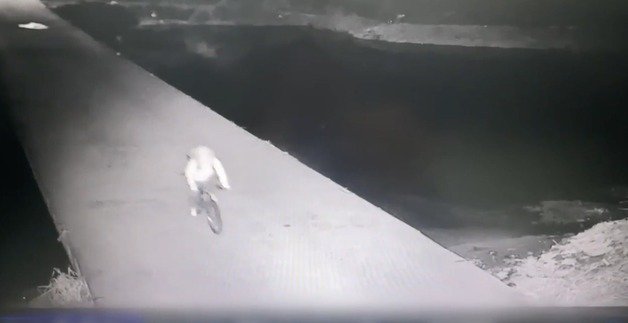 사건 당시 범행 현장으로 자전거를 타고 이동하는 A씨 모습 (경남 창녕경찰서 제공)