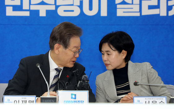 이재명 더불어민주당 대표와 서은숙 최고위원이 지난해 12월 13일 오전 부산 부산진구 부산시당에서 열린 현장 최고위원회의에서 대화하고 있다./뉴스1