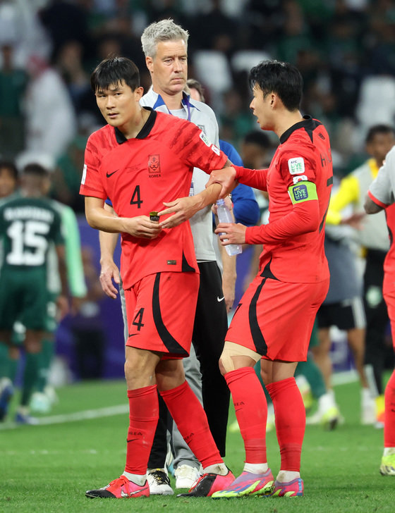 South Korea's Son Heung-min is talking with Kim Min-jae while preparing for extra time in the 2023 Asian Football Confederation (AFC) Qatar Asian Cup Round of 16 match between Korea and Saudi Arabia held at Al Rayyan Education City Stadium in Qatar on the 30th (local time). 2024.1.31/News 1