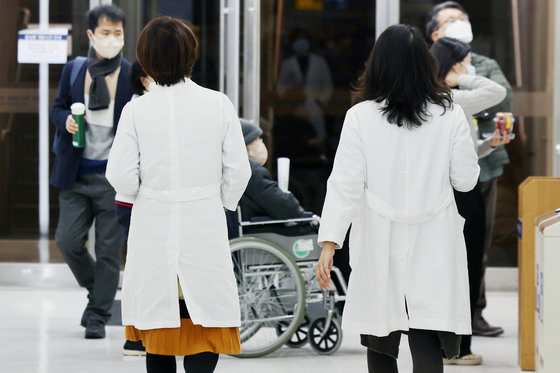 서울의 한 대학병원에서 의료진이 걸음을 옮기고 있다. 2024.2.21 뉴스1