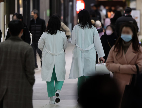 지난 20일 오전 서울 종로구 서울대병원에서 의료진들이 이동하고 있다. 뉴스1