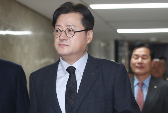 홍익표 더불어민주당 원내대표가 21일 오전 서울 여의도 국회에서 열린 비공개 의원총회에 참석하고 있다. 2024.2.21/뉴스1