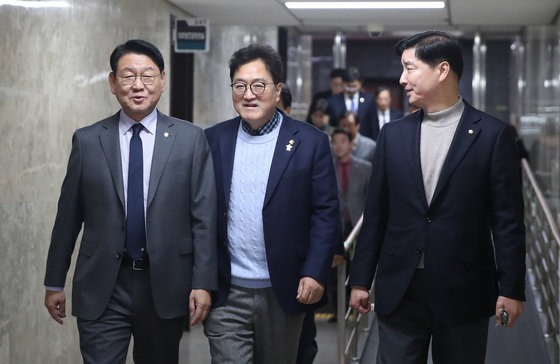 더불어민주당 의원들이 21일 오전 서울 여의도 국회에서 열린 비공개 의원총회에 참석하고 있다. 2024.2.21 뉴스1