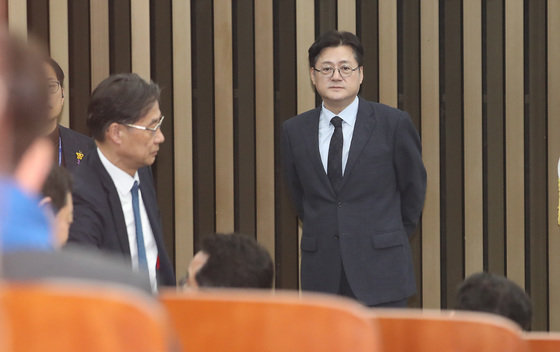 홍익표 더불어민주당 원내대표가 21일 오전 서울 여의도 국회에서 열린 비공개 의원총회에 참석하고 있다. 2024.2.21 뉴스1