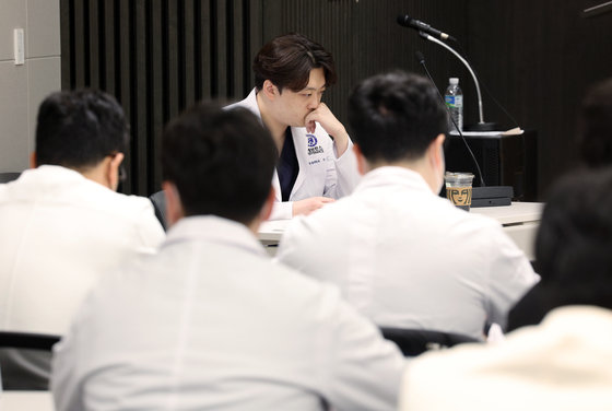 대한전공의협의회 박단 회장과 각 병원 전공의 대표 및 대의원들이 20일 낮 서울 용산구 대한의사협회 대강당에서 2024년도 긴급 임시대의원총회를 하고 있다. 2024.2.20/뉴스1