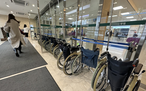 21일 서울 시내 대학병원에 휠체어가 놓여 있다. 2024.2.21/뉴스1