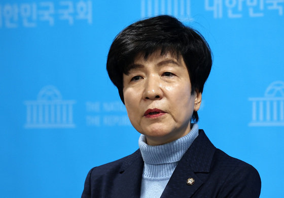 김영주 국회부의장이 19일 오후 서울 여의도 국회 소통관에서 더불어민주당 탈당 기자회견을 마치고 취재진의 질문에 답하고 있다. 2024.2.19/뉴스1 ⓒ News1