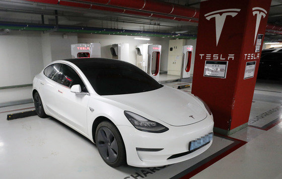 서울시내 한 빌딩 테슬라 충전구역에서 차량들이 충전을 하고 있다. 2023.1.17. 뉴스1