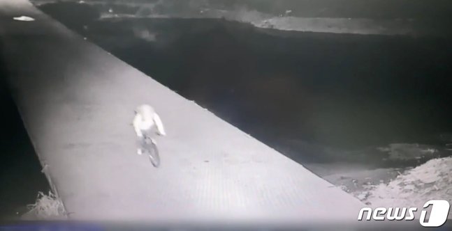 사건 당시 범행 현장으로 자전거를 타고 이동하는 A 씨 모습 (경남 창녕경찰서 제공)