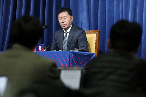 정해성 신임 국가대표 전력강화위원장이 21일 오후 서울 종로구 신문로 축구회관에서 가진 1차 전력강화위원회 관련 브리핑에서 취재진의 질문에 답하고 있다. 대한축구협회(KFA) 전력강화위원회는 이날 비공개 1차 전력강화위원회를 갖고 축구대표팀 신임 감독 선임 작업에 본격적으로 돌입했다. 2024.2.21/뉴스1